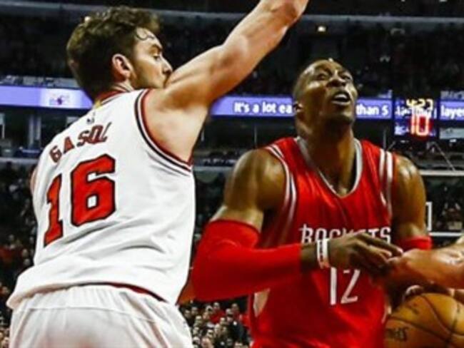 Pau Gasol se merienda a Howard y Mirotic decide para Chicago