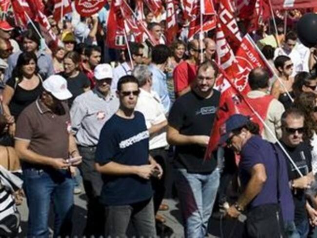 Protestan ante sede del PRI por reforma laboral