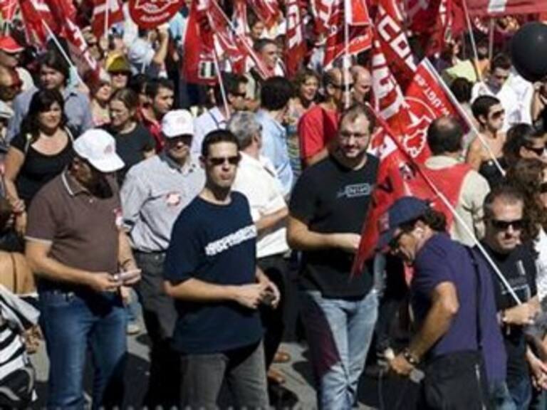 Protestan ante sede del PRI por reforma laboral