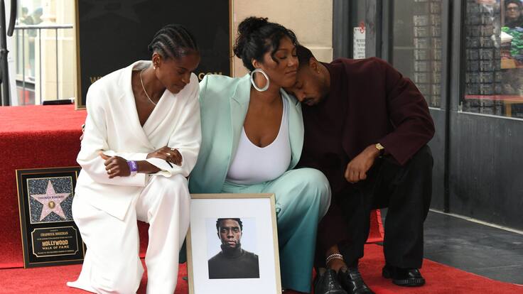 Hollywood honra a Chadwick Boseman con estrella en el Paseo de la Fama recibida por su esposa