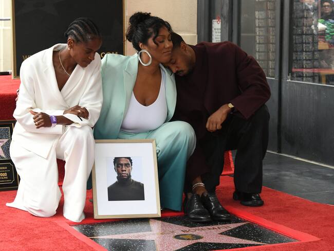 Hollywood honra a Chadwick Boseman con estrella en el Paseo de la Fama recibida por su esposa