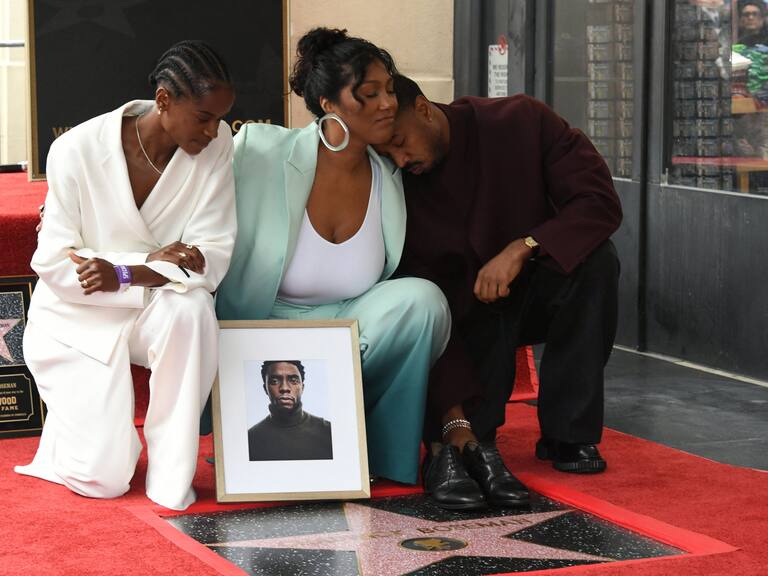 Simone Ledward-Boseman, esposa de Chadwick, Letitia Wright y Michael B. Jordan encabezaron la ceremonia.