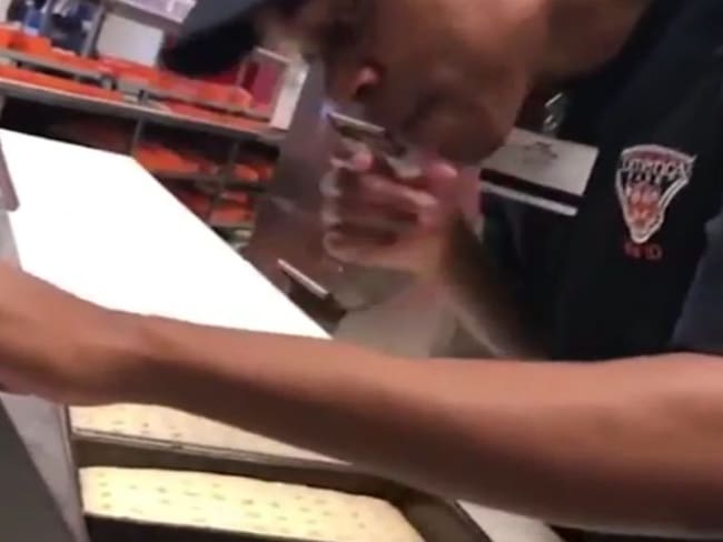 Video: Descubren a cocinero escupiendo en pizzas