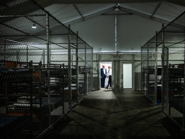 Trump inaugura “Alligator Alcatraz” y se burla de cómo tendrán que huir los migrantes