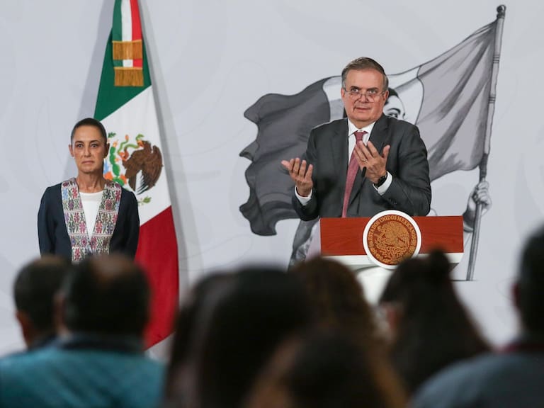 Marcelo Ebrard Casaubón, secretario de Economía, durante su intervención sobre el T-MEC, en la conferencia matutina junto a la presidenta de México, Claudia Sheinbaum.