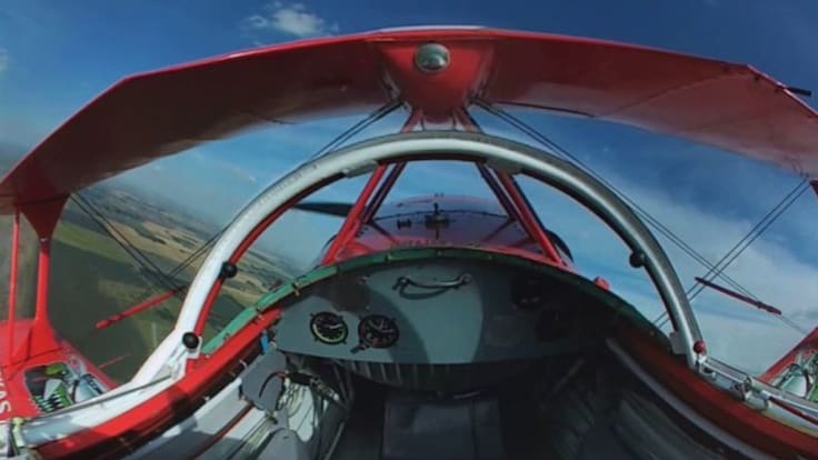 Este paseo virtual en 360 grados a bordo de un avión acrobático es lo más parecido a volar