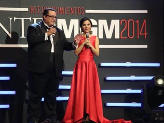Desfilan grandes personalidades en la alfombra roja de los Premios 'MGM 2014'
