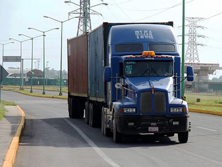 Tlajomulco presenta iniciativa para que camiones de carga no circulen por López Mateos