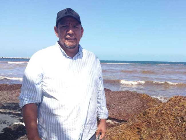 Señor Sargazo; convierte alga en tabique y construye casa en Quintana Roo