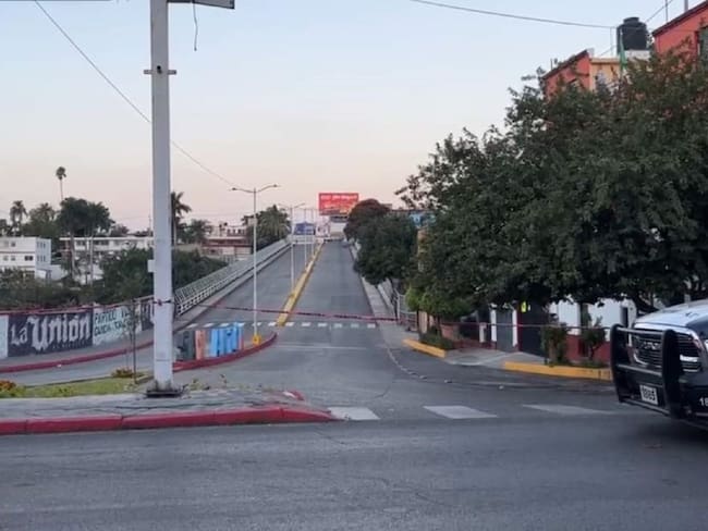 Grupo armado arroja a dos hombres torturados en puente de Cuernavaca