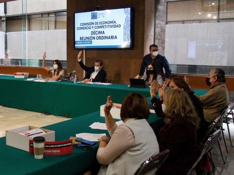 Morena y PT frenan dictamen en contra de reforma eléctrica de AMLO