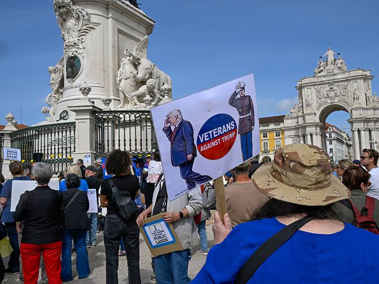 En las manifestaciones se encontraban defensores de derechos civiles, sindicatos, veteranos, activistas por la democracia y otros grupos.