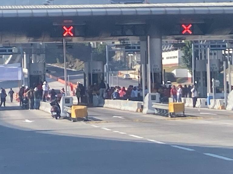 La caseta de Tlalpan dirección Cuernavaca fue una de las primeras plazas tomadas por los maestros de la CNTE, en demanda de sus exigencias.