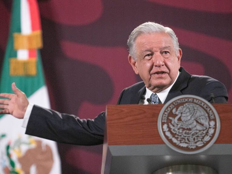 CIUDAD DE MÉXICO, 06MAYO2024.- Andrés Manuel López Obrador, Presidente de México, y Octavio Romero Oropeza, director de Pemex, dieron más información del caso la periodista María Amparo Casar, quién recibe una pensión de Pemex por la muerte de su esposo, quién se desempeño como asesor de la paraestatal hace más de 20 año. Los funcionarios reiteraron que se trató de un suicidio y que eso invalidaba el pago del seguro de vida y de una pensión vitalicia del cual fue beneficiaria como cónyuge. El director de Pemex informo que ya se presentó una denuncia por estos hechos. FOTO: MOISÉS PABLO/CUARTOSCURO.COM