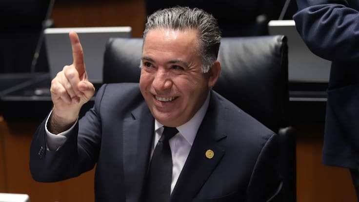 Enrique Inzunza regresa al Senado tras ser captado en graduación de su hijo