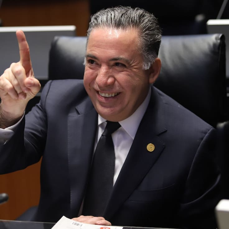 Enrique Inzunza regresa al Senado tras ser captado en graduación de su hijo