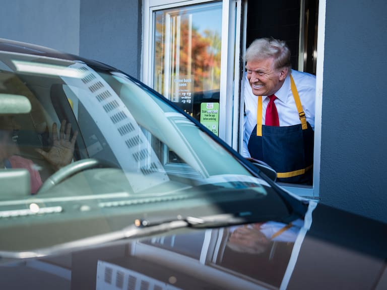 Donald Trump trabajando en McDonald's.
