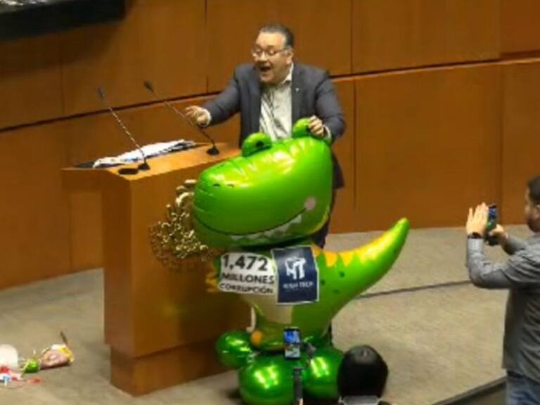 El diputado Gabriel García llevó un globo en forma de dinosaurio