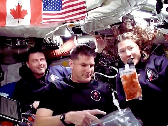 De macarrones con queso a cóctel de camarones: así será el menú de los astronautas de la Misión Artemis II