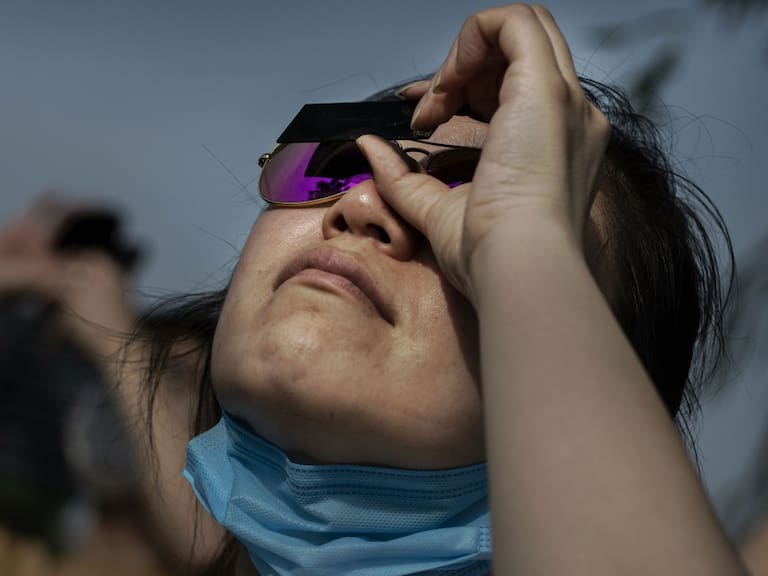 Observar el eclipse sin el instrumento adecuado puede dañar la retina 