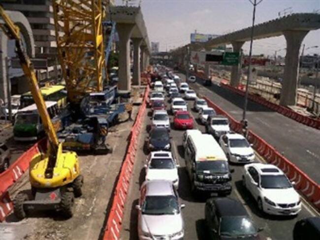 Provocan caos vial transportistas en Periférico Norte