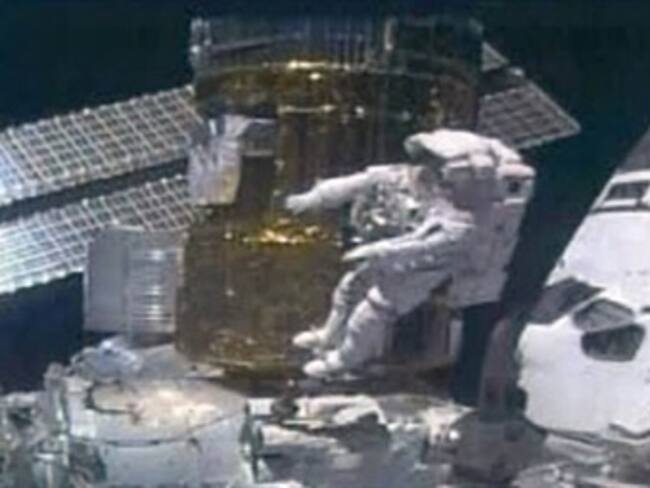 Inician astronautas del Discovery caminata final de misión