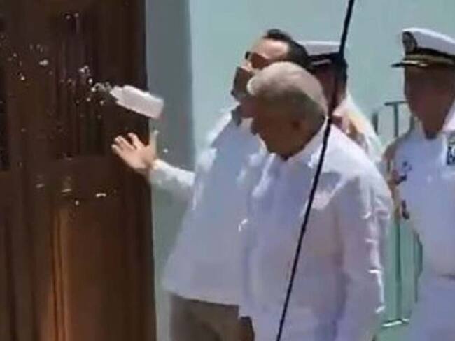 Presuntos trabajadores del PJ gritan “dictador” a AMLO y le lanzan botella de agua