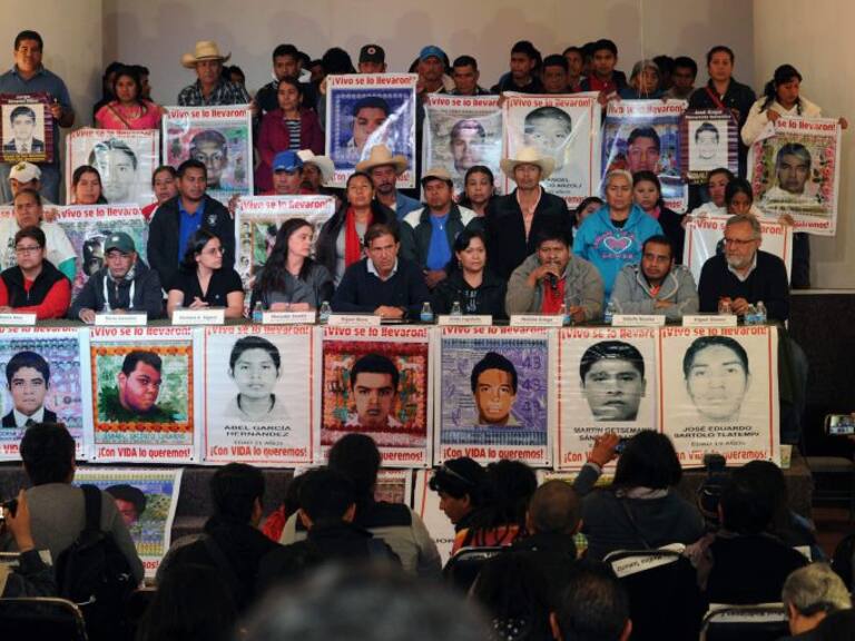 Padres Ayotzinapa. Foto: desinformemonos.org.mx 