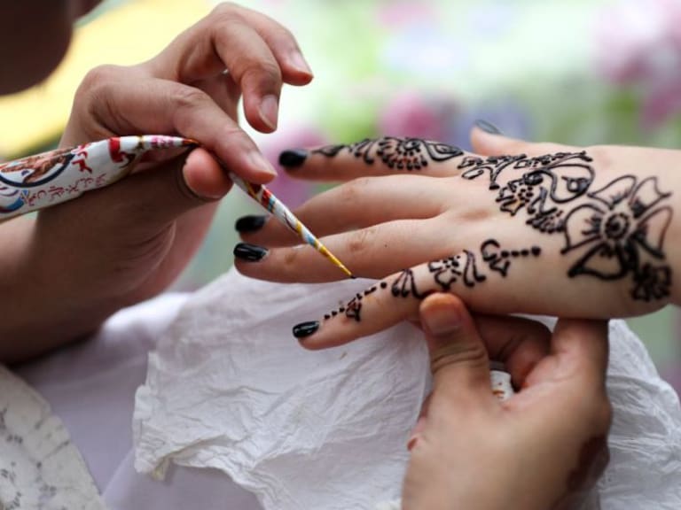 Niña de 7 años sufre quemaduras tras hacerse un tatuaje de henna
