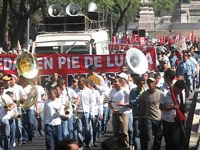 Protestan antorchistas en el Angel de la Independencia