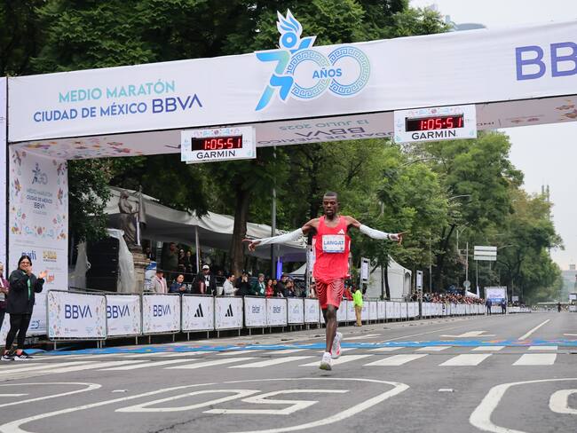 Uganda y Kenia ganan Media Maratón de CDMX