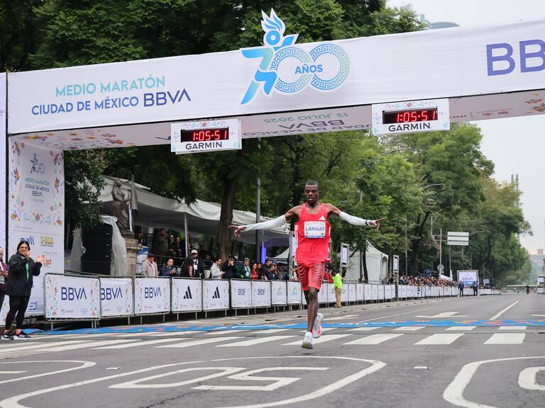 Martin Magengo Kiprotich de Uganda, fue el campeón del Medio Maratón de la CDMX que se realizó este domingo.