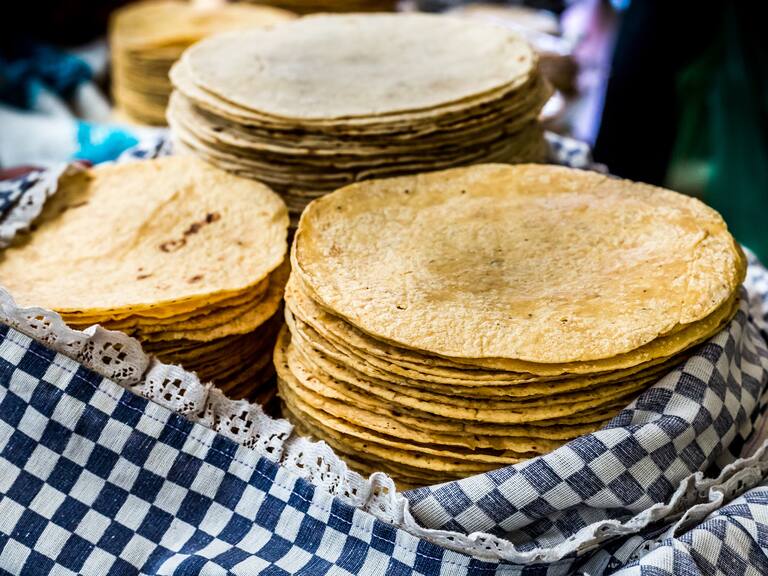 Algunas son elaboradas con ingredientes de baja calidad, como maíz rezagado, harina de maíz en exceso, demasiada cal (utilizada en la nixtamalización) e incluso tortillas de días anteriores, conocidas como tronadas.