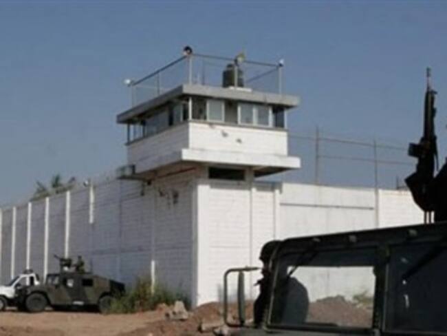 Hombres armados incendian un ataud y el cuerpo de un reo que fue asesinado dentro del penald e Iguala en Guerrero