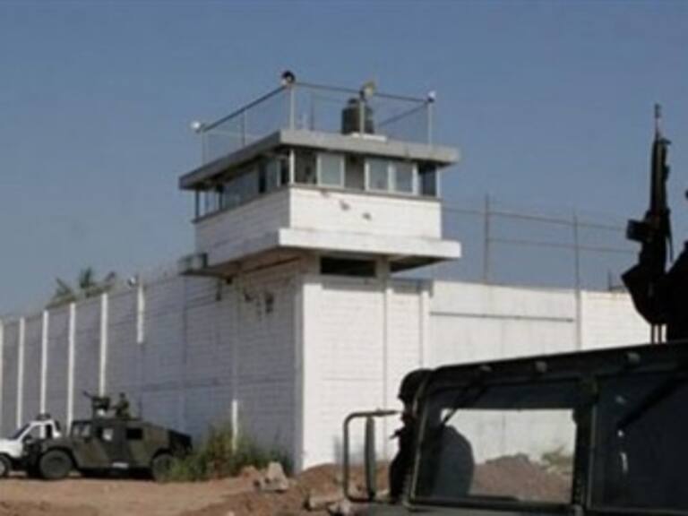 Hombres armados incendian un ataud y el cuerpo de un reo que fue asesinado dentro del penald e Iguala en Guerrero