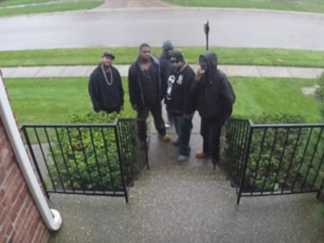 ¿Cómo reaccionarías si unos pandilleros tocan a tu puerta en Navidad?