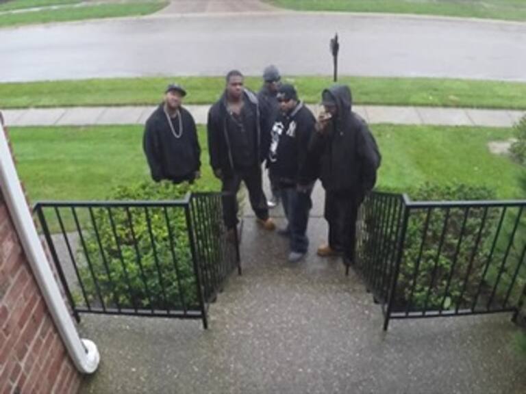 ¿Cómo reaccionarías si unos pandilleros tocan a tu puerta en Navidad?