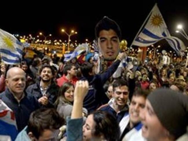 Recibe multitud a Luis Suárez en Montevideo