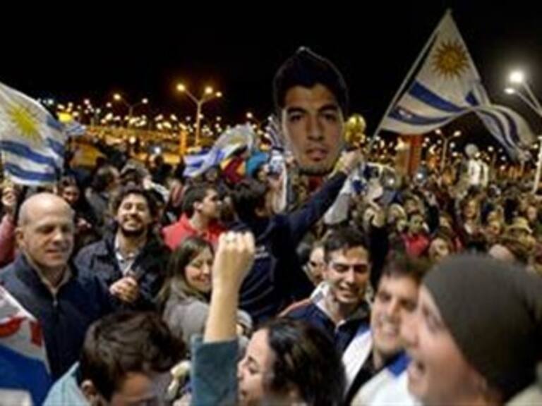 Recibe multitud a Luis Suárez en Montevideo