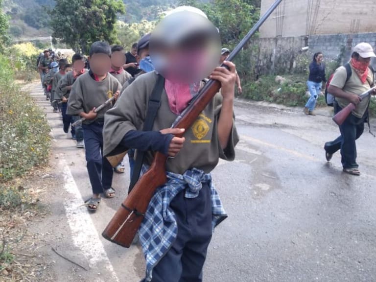 Policía comunitaria arma a niños en Guerrero
