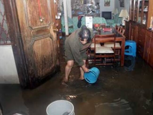 Limpian zonas inundadas en Neza