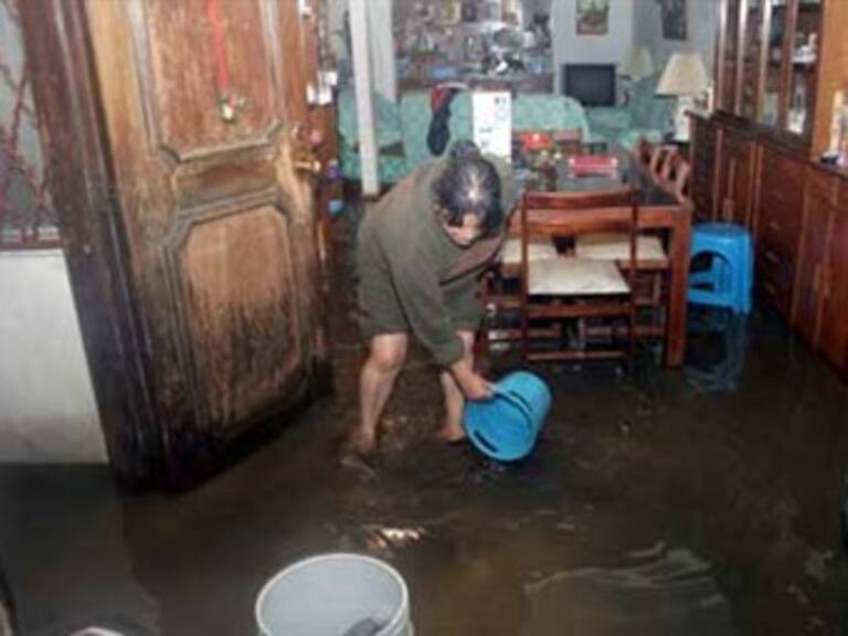 Limpian zonas inundadas en Neza
