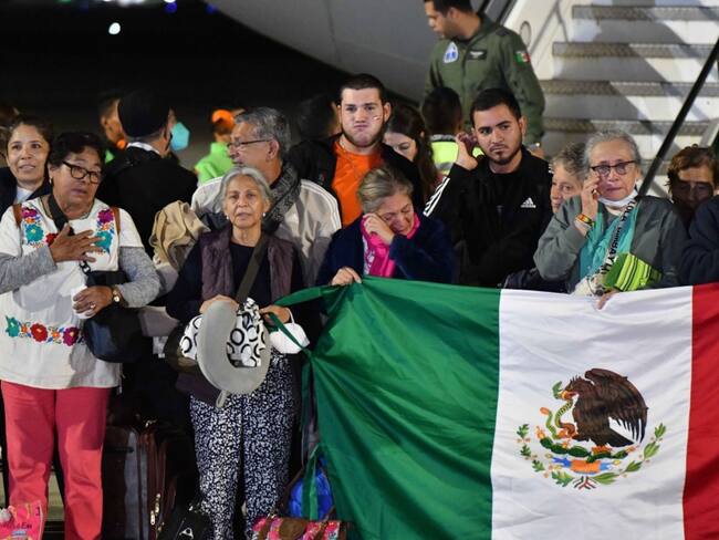 Con puente aéreo gobierno sacará más mexicanos de Israel: AMLO