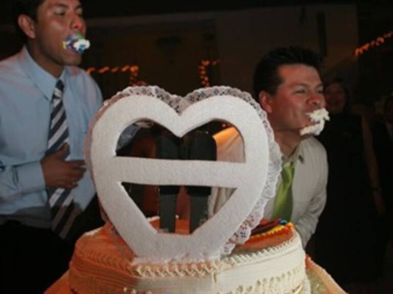 Exigen a PGR retractarse de acción contra bodas gay