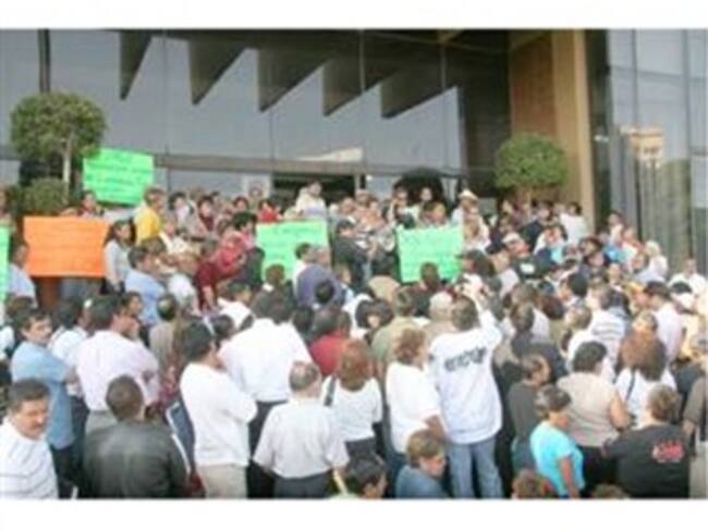 Protestan peritos frente a la PGJDF