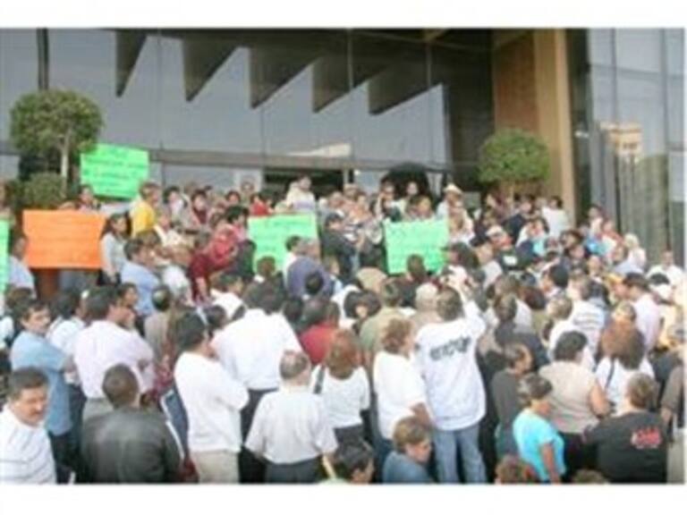 Protestan peritos frente a la PGJDF