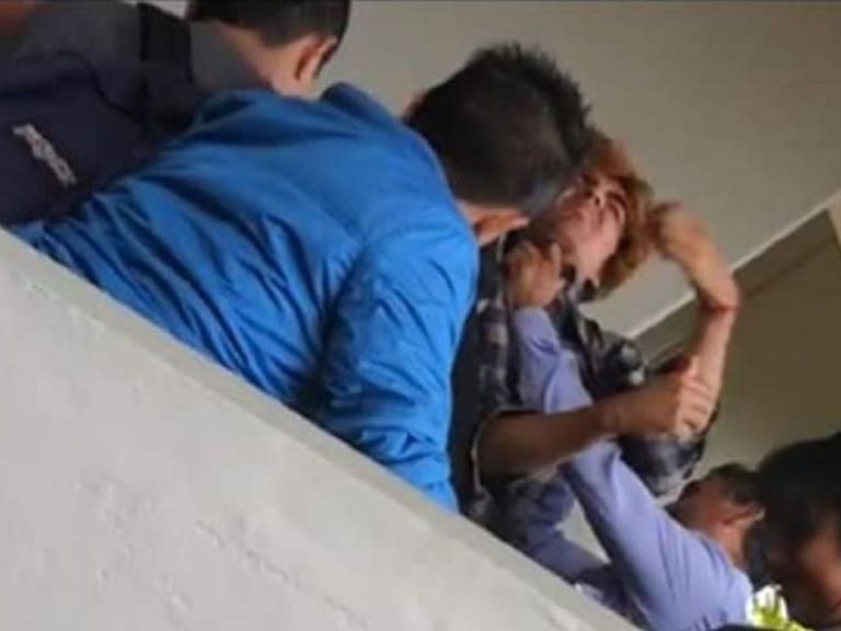 Captan momento en que funcionario de la Fes Acatlán asfixia a estudiante