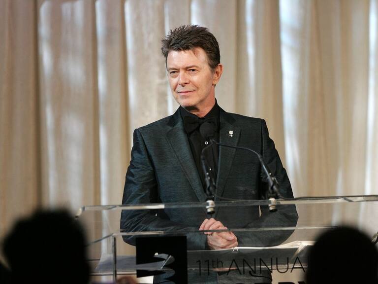 Durante los años setenta, el músico y compositor británico, declaró a la revista “Play Boy” que era bisexual, hecho que calificó de divertido y de ser lo mejor que le hubiera pasado.