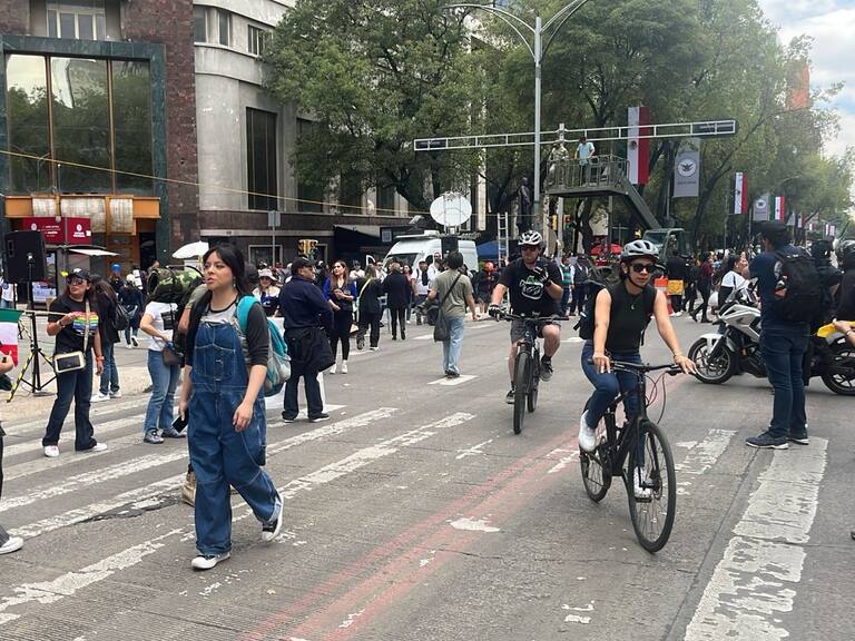 Además de acudir a las protestas, cientos de manifestantes buscan cubrir sus necesidades en comercios cercanos al Senado