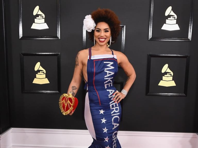 Vestido inspirado en Trump causa controversia en los Grammy